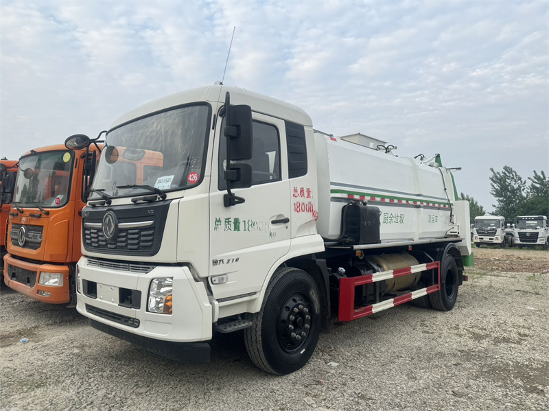 4臺餐廚垃圾車加急發(fā)往鄭州，上午簽約下午發(fā)車??！